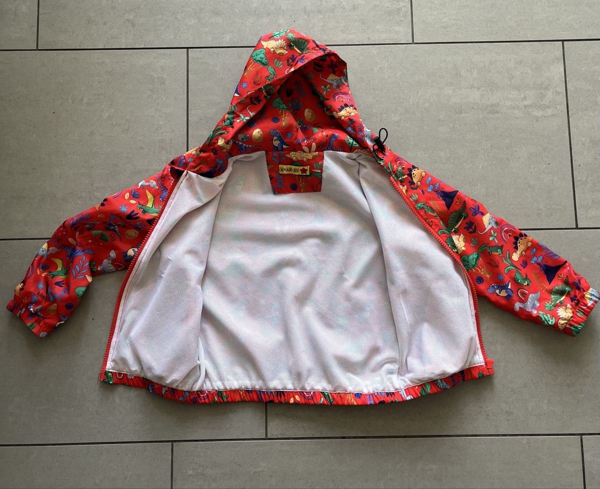 Giacche & Cappotti: Rote Windjacke mit Dinosaurier, Gr. 92/98 – Usato da Zürich venduto da jmg_8005 2