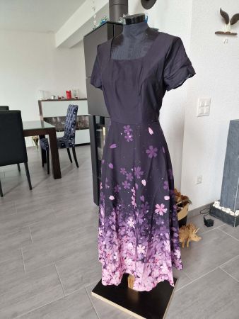 Elegantes Kleid mit Blumenmuster NEU