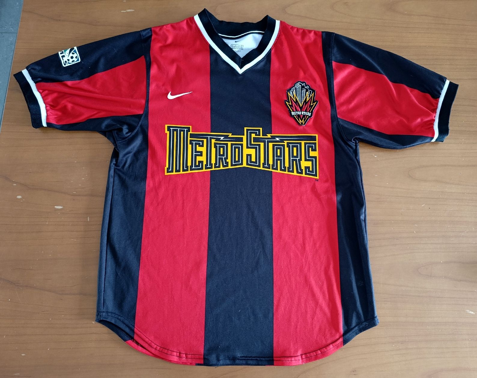 Leibchen & Hosen: Fussballtrikot MetroStars Nike Grösse L – Gebraucht aus Wil SG von Donaldus