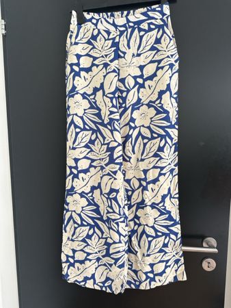 Blau geblümte, lange Stoffhose