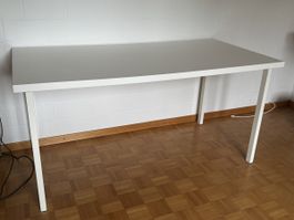 Schreibtisch