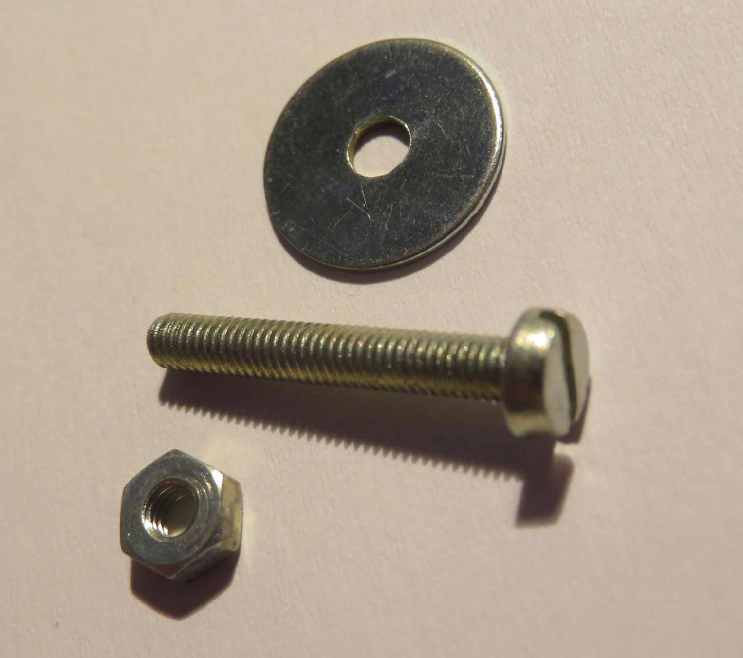 Tutti gli attrezzi: 24 Stück DIN 84 Schraube M3x20 mm, mit Mutter + Scheibe – Usato da Oberriet SG venduto da Manick