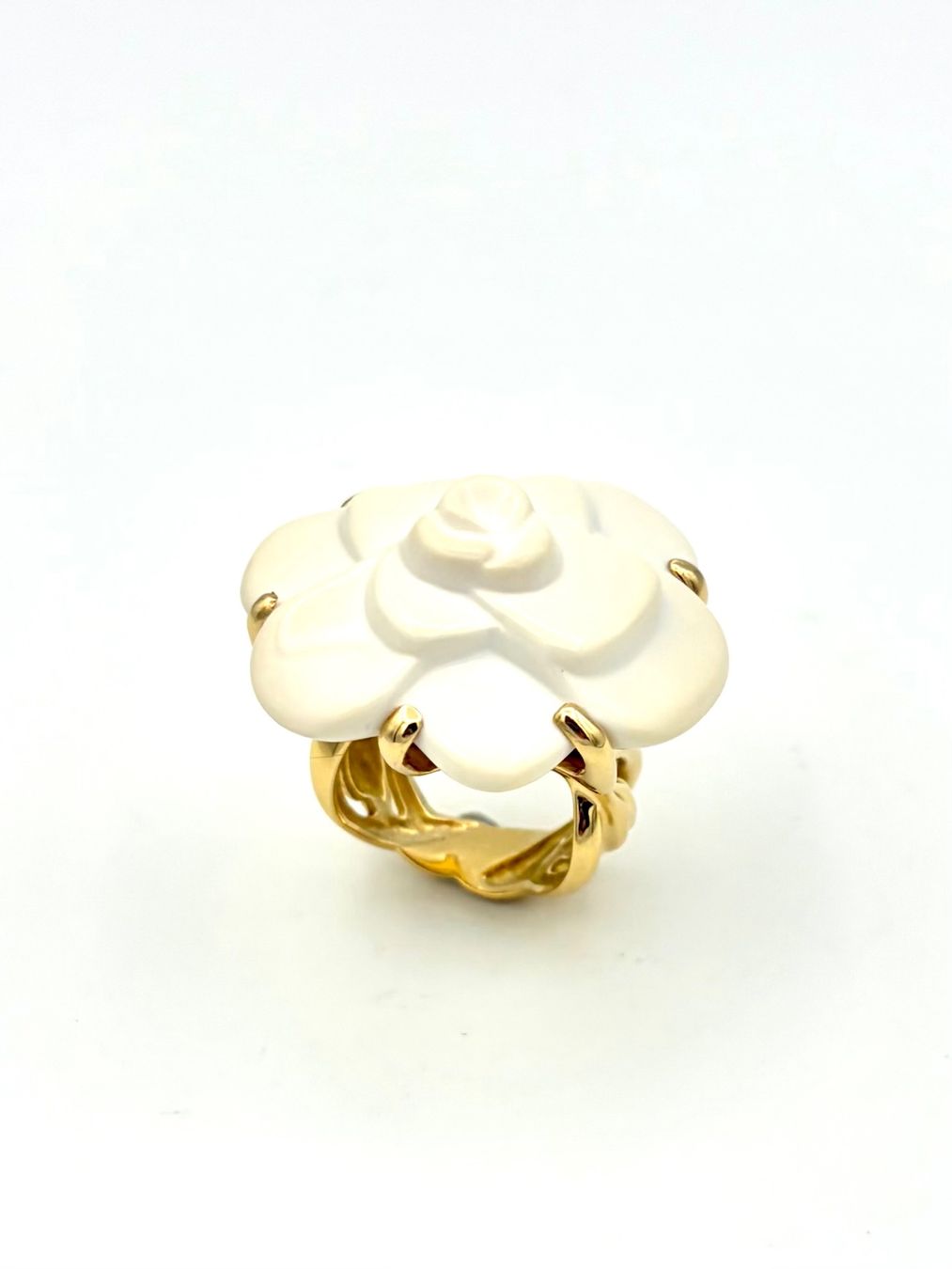 Chanel Anelli: CHANEL. Collection "Camélia", bague or jaune et agate – Usato da Renens VD venduto da Diademe.sarl 1