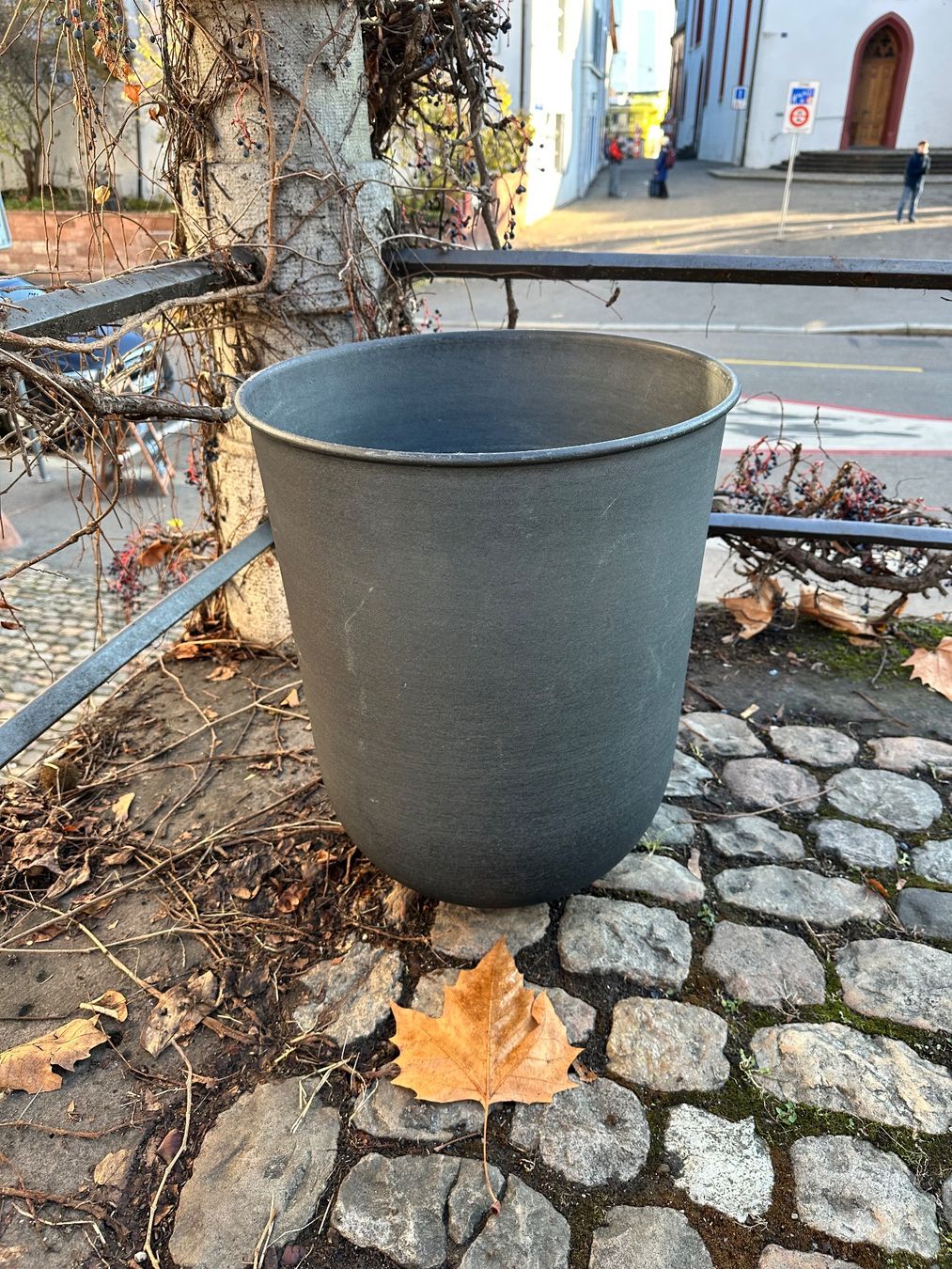 Vasi per fiori: Übertopf «Out» der Marke DBKD – Usato da Basel venduto da JM-1982 1