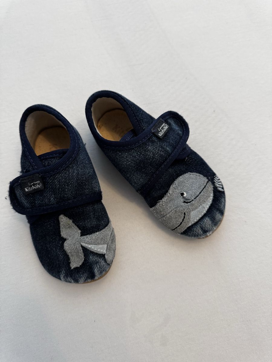 Schuhe für Jungen: Kitzbühel Hausschuhe, Grösse 24, blau mit Waldesign – Gebraucht aus Baar von sabrinas_welt