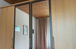 Praktischer Kleiderschrank ab Ende Sept. bereit