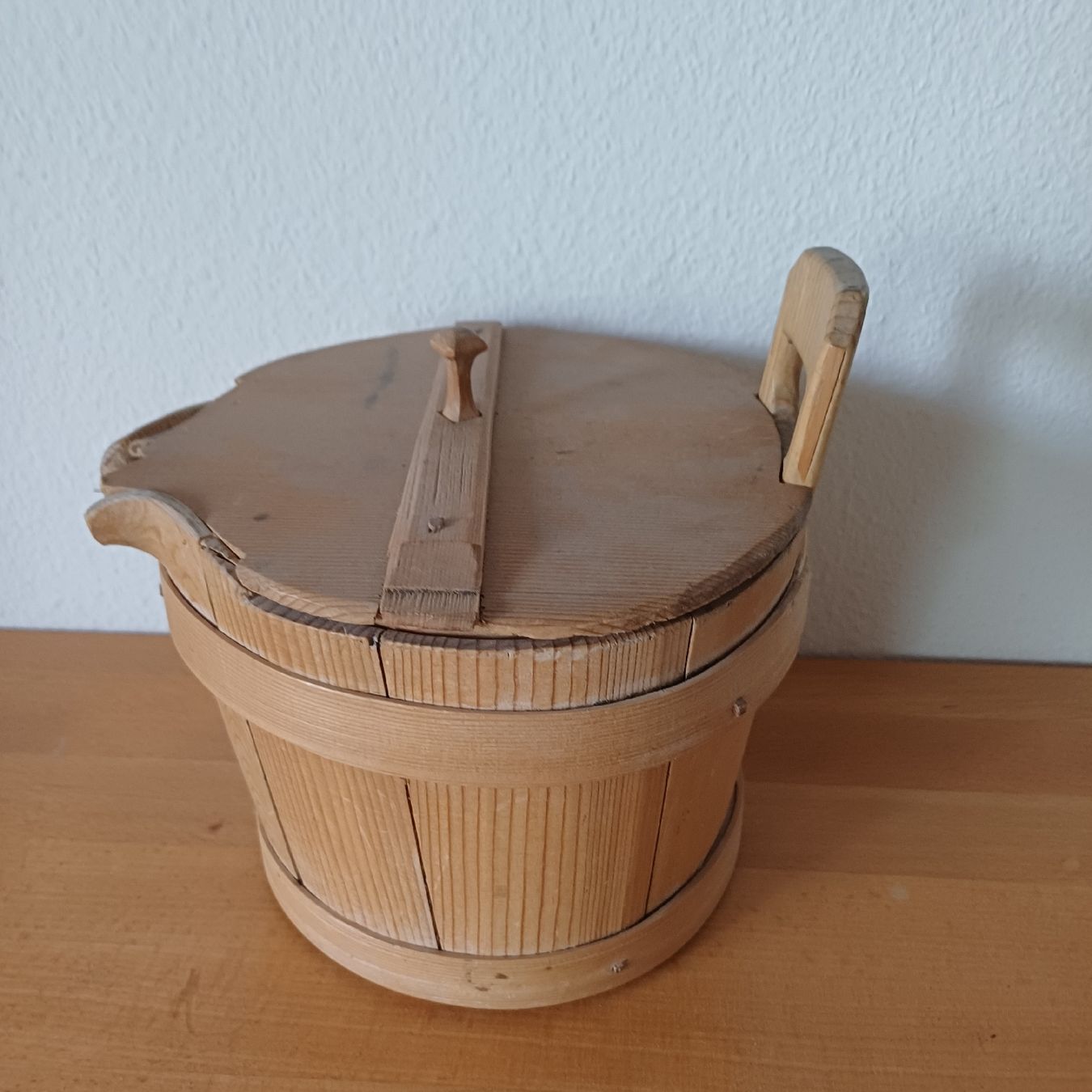 Articoli in legno: Holzgefäss mit Deckel, Ausguss und Handgriff  – Usato da Trimmis venduto da grrose