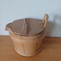 Holzgefäss mit Deckel, Ausguss und Handgriff 