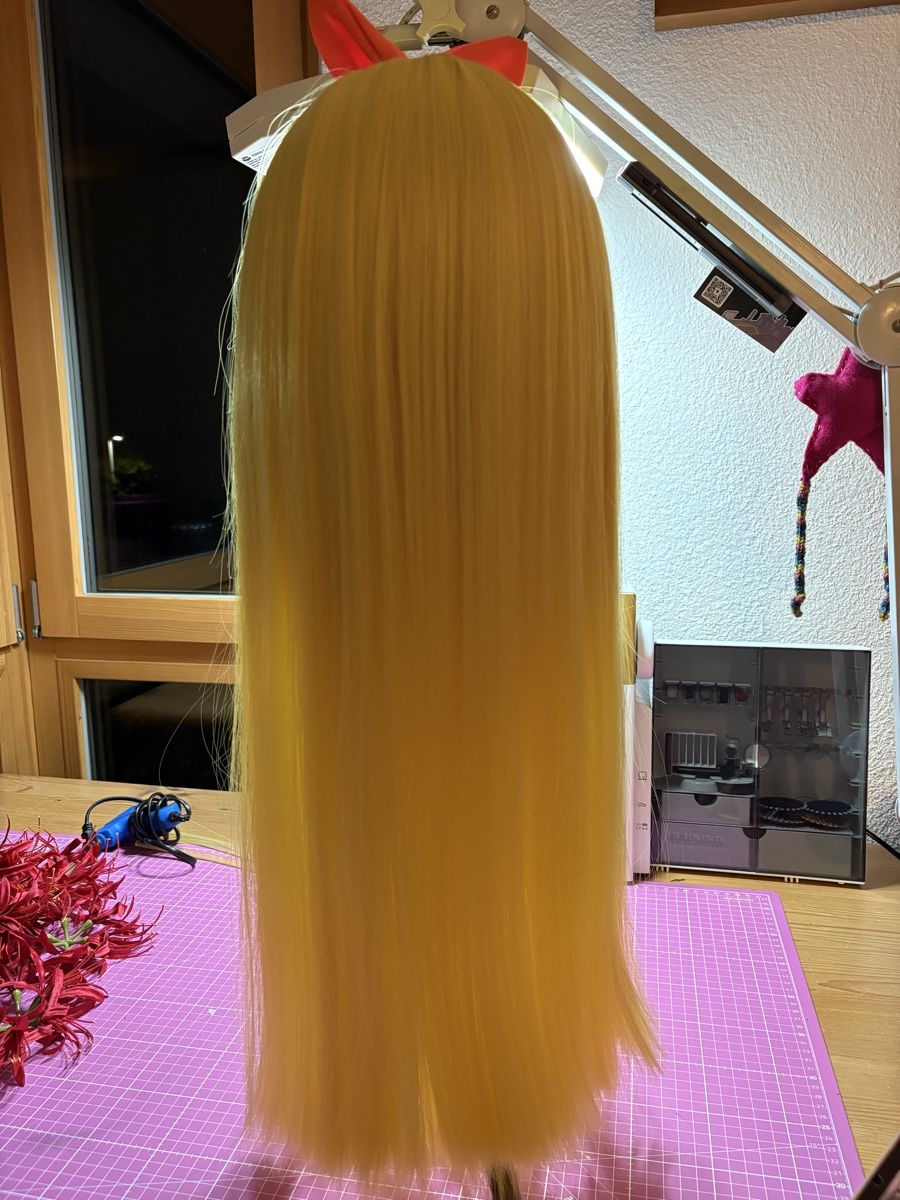 Parrucche: Gelb-Blonde Perrücke mit Schleife – Nuovo (secondo la descrizione) da Ittigen venduto da lar_65qq 2