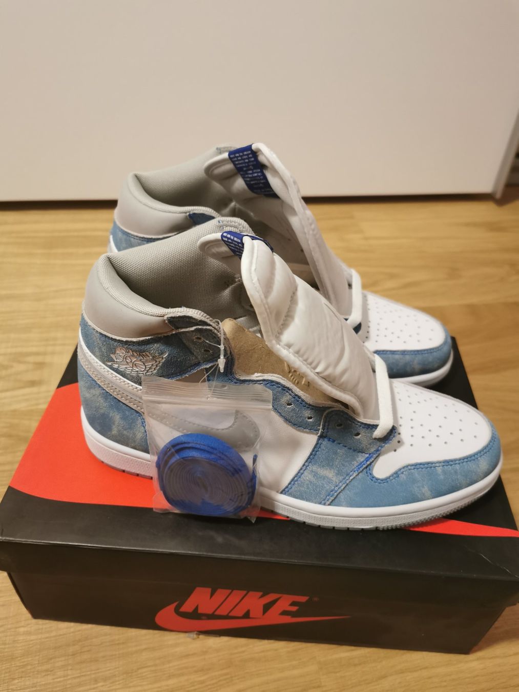 Jordan Scarpe da uomo: Jordan 1 High Hyper Royal EU44 – Nuovo e nell'imballaggio originale da St. Ursen venduto da nud_x7g8 1
