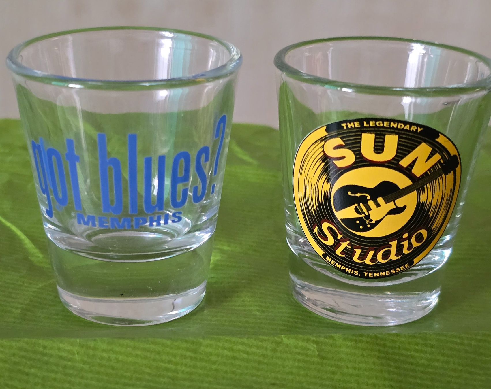 Gläser: aus Memphis Tennessee: Sun Record Studio & Blues Gläsli – Neu (gemäss Beschreibung) aus Rheinau von MakalekaAloha 5