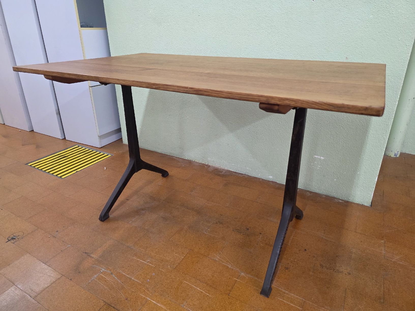 Horgen Glarus Tische: Klassischer Beizentisch Horgenglarus – Gebraucht aus Lichtensteig von Polsterwerk 5