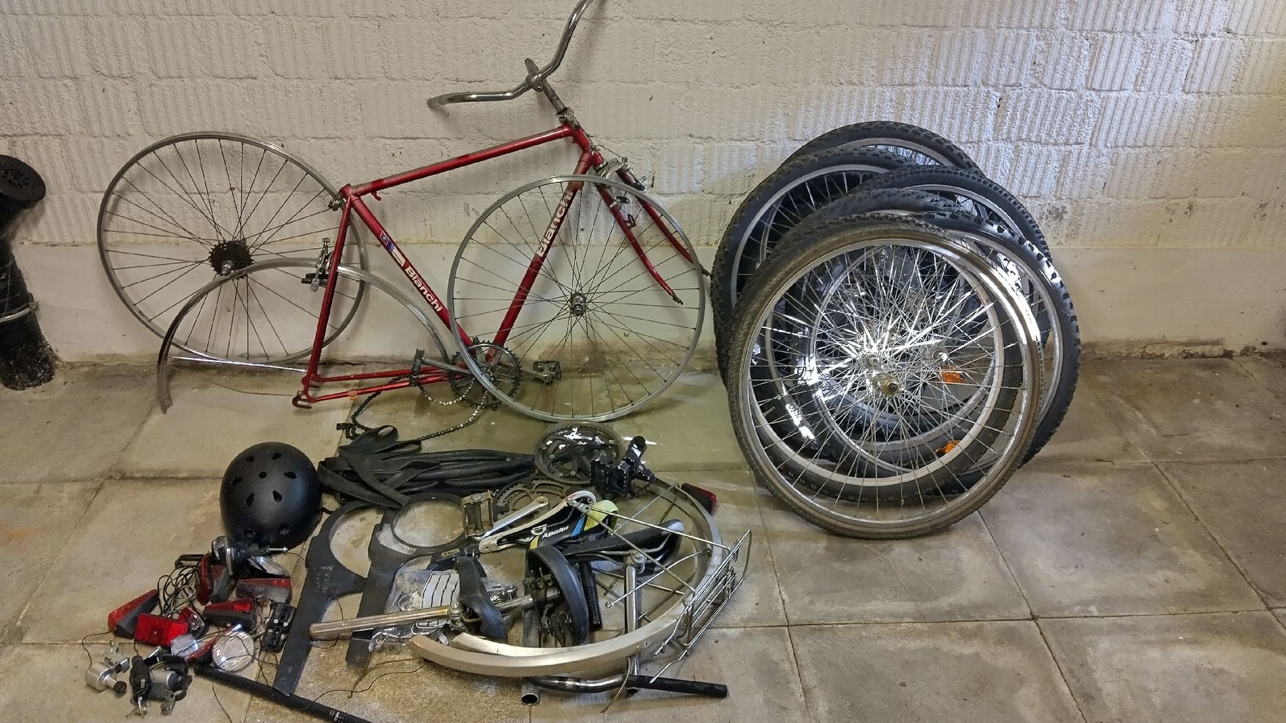 Pièces détachées: Fahrrad Teile + Bianchi Rahmen – D'occasion à Zürich par GuillaumeLux
