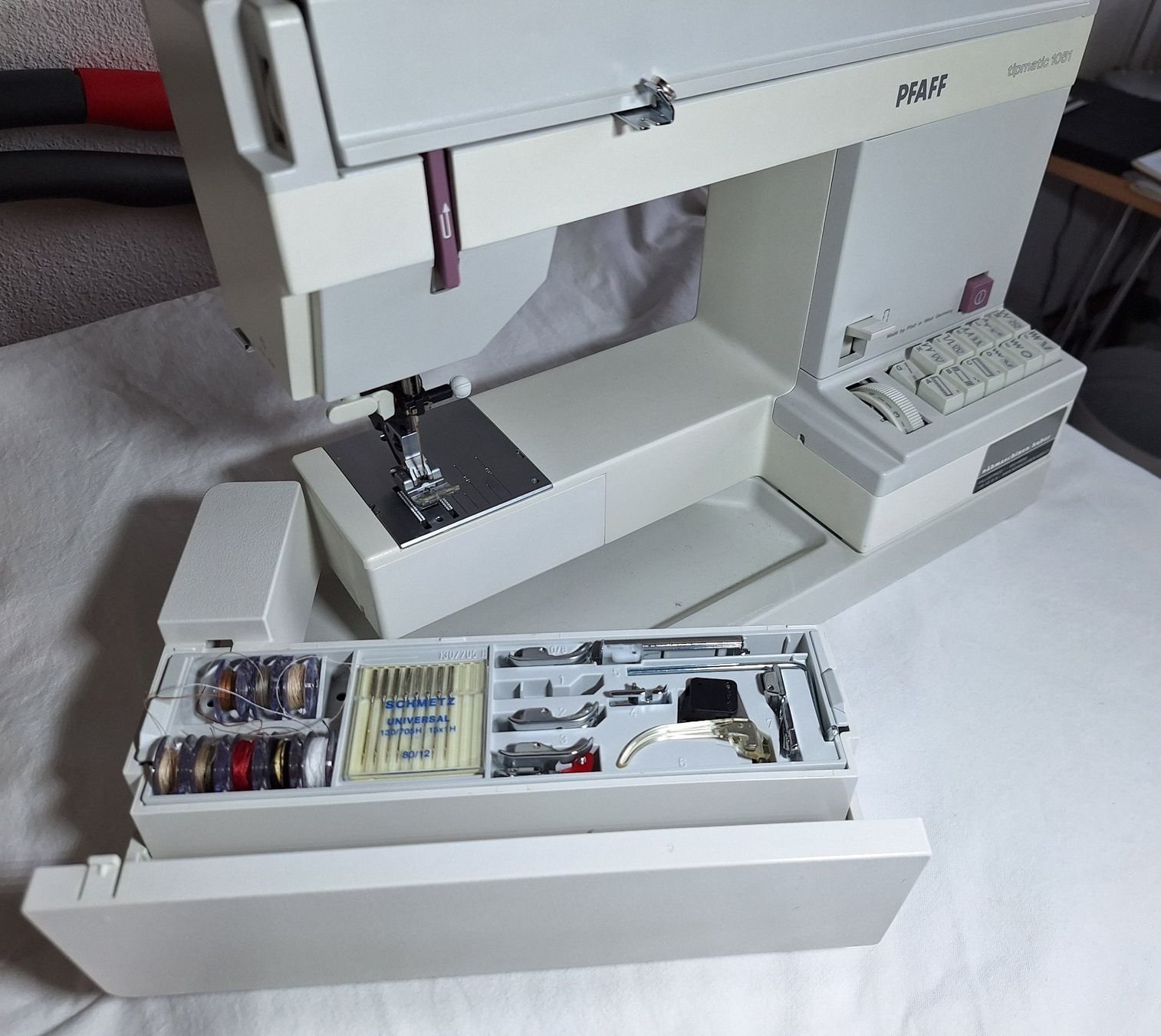 Pfaff Macchine da cucire: PFAFF Nähmaschine 1051 – Usato da Hochdorf venduto da Guidoni 7