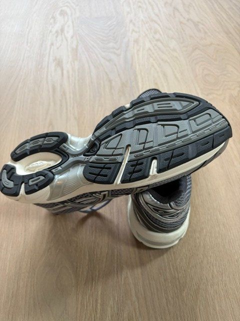 Asics Scarpe da uomo: Neue Asics Sneaker grau Grösse 40 – Nuovo (secondo la descrizione) da Dielsdorf venduto da Sendak 2