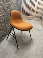 Herman Miller Stuhl Fiberglas, orange gepolstert