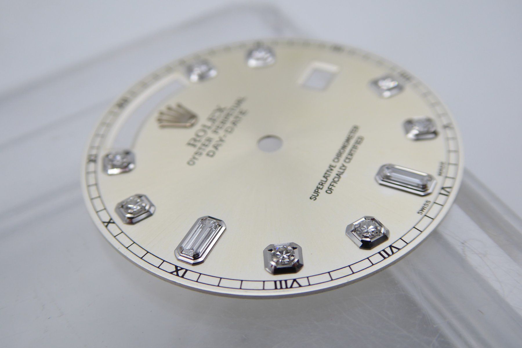 Rolex Orologi: Rolex Day-Date 36mm silver diamond dial Index 118239 – Nuovo (secondo la descrizione) da Geneve venduto da adr_xk6n 6