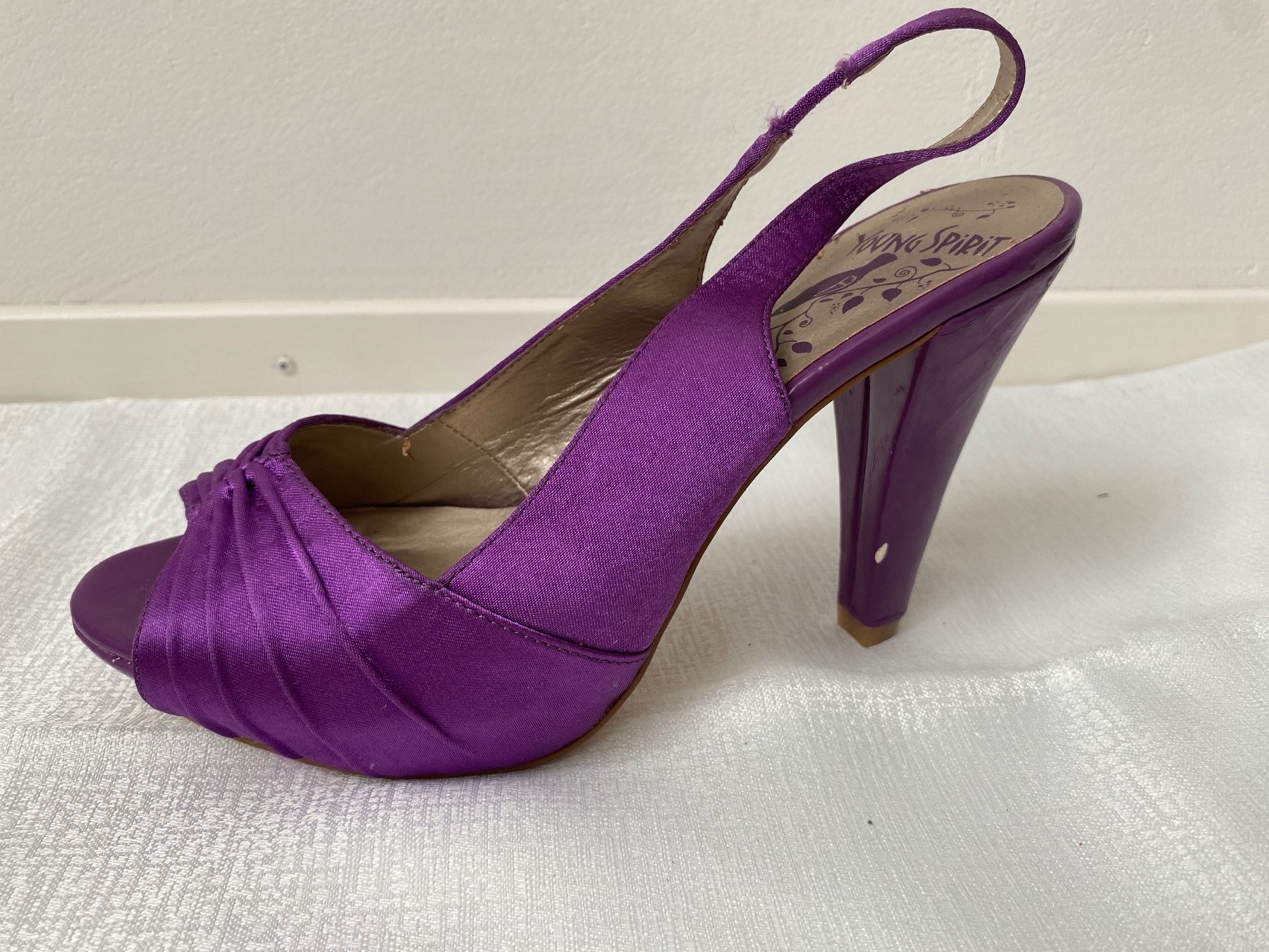 Chaussures femmes: Lila glänzende Peeptoes Gr. 38 – D'occasion à Hausen AG par corinne_g
