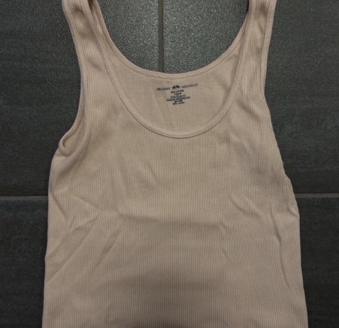 Brandy Melville Top: Brandy Melville Ribbed Top – Usato da Rümlang venduto da svent 1