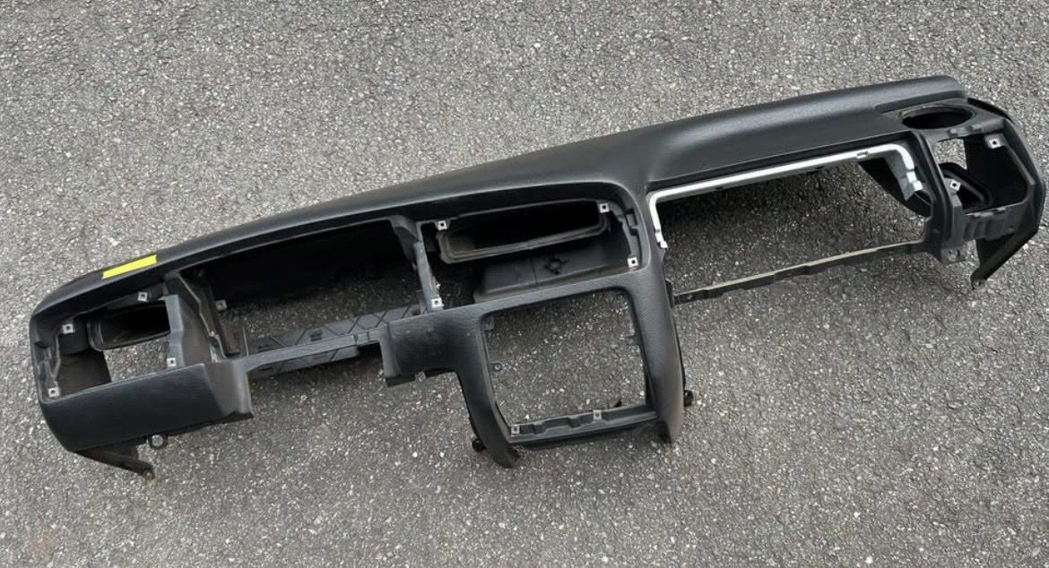 Volkswagen Tutti pezzi di ricambio auto: Tableau de bord VW golf 3  – Usato da Muraz (Collombey) venduto da Wolfdog1978