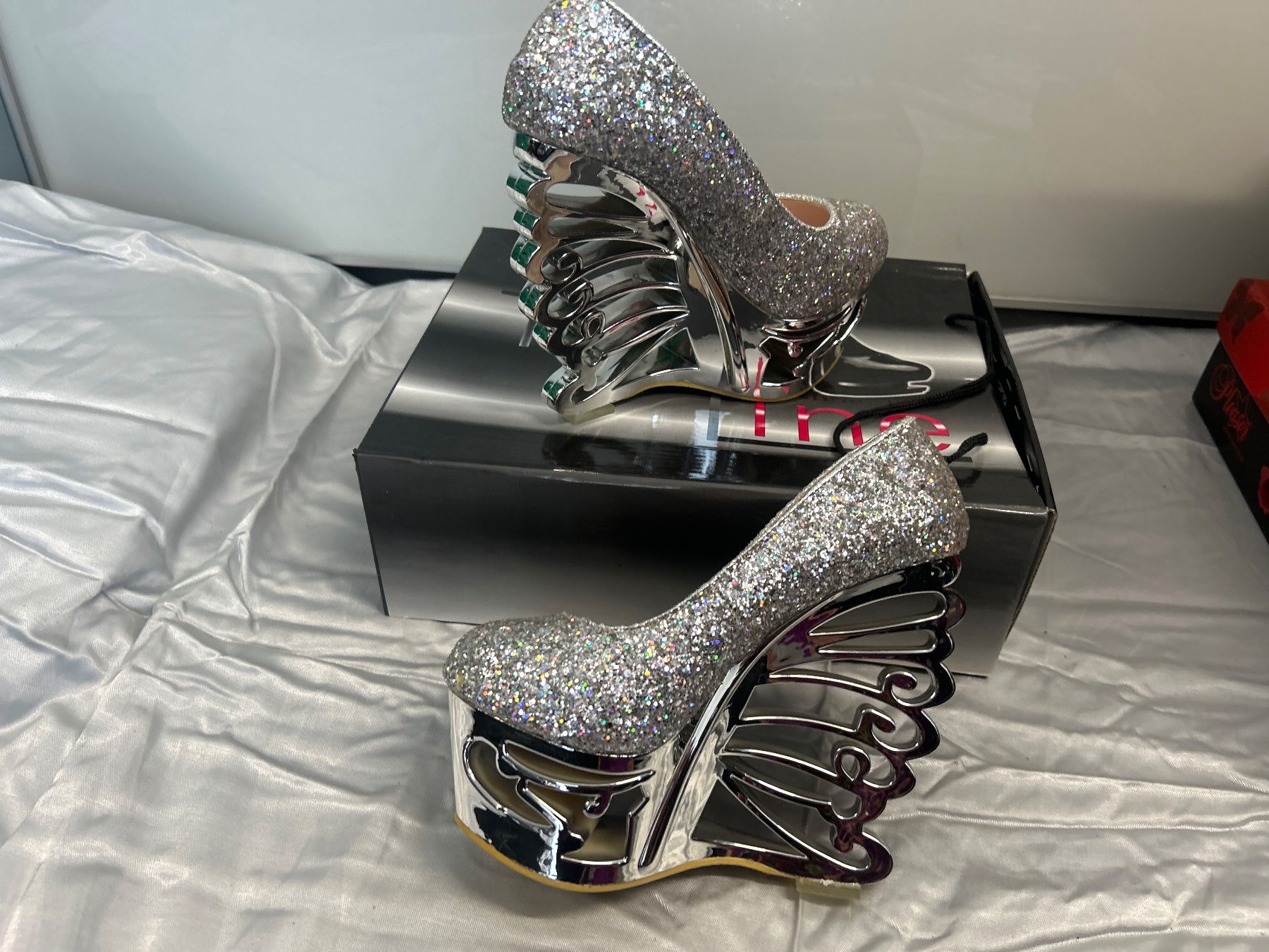 Scarpe da donna: Extravaganten Plateau Pumps Gr 34 Neu – Nuovo e nell'imballaggio originale da Regensdorf venduto da Spyke55