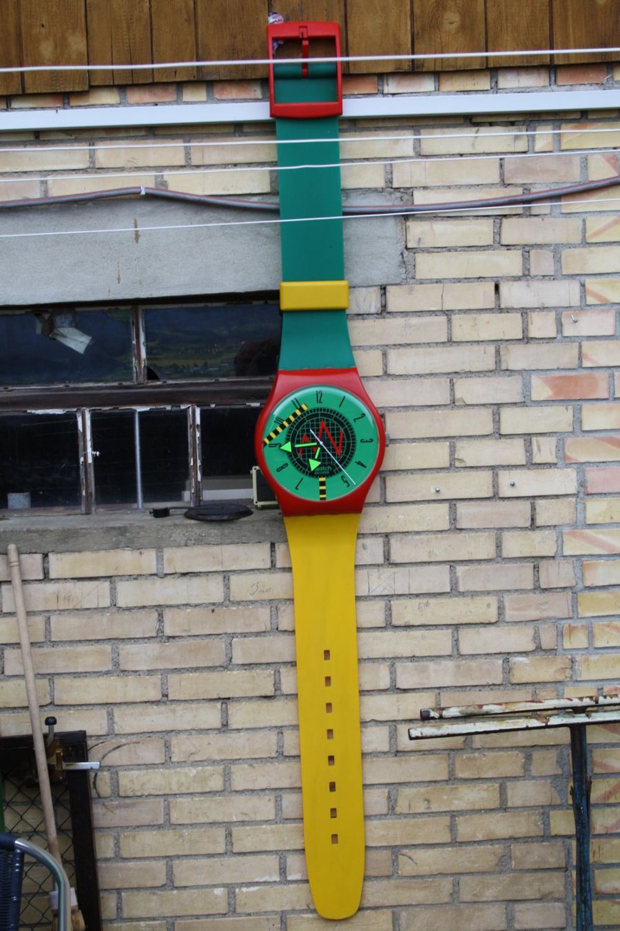 Swatch Orologi: SWATCH WANDUHR KLASSIKER MEGA POP SWATCH – Usato da Wauwil venduto da Pneuedy