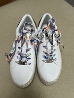 Coole weisse Sneaker Gr. 38 mit Blumenband & Goldakzenten, S