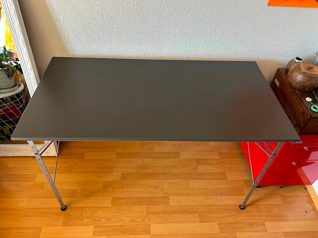 Scrivanie: Grand bureau design gris anthracite  structure métal – Usato da Apples venduto da ABATilleul 2