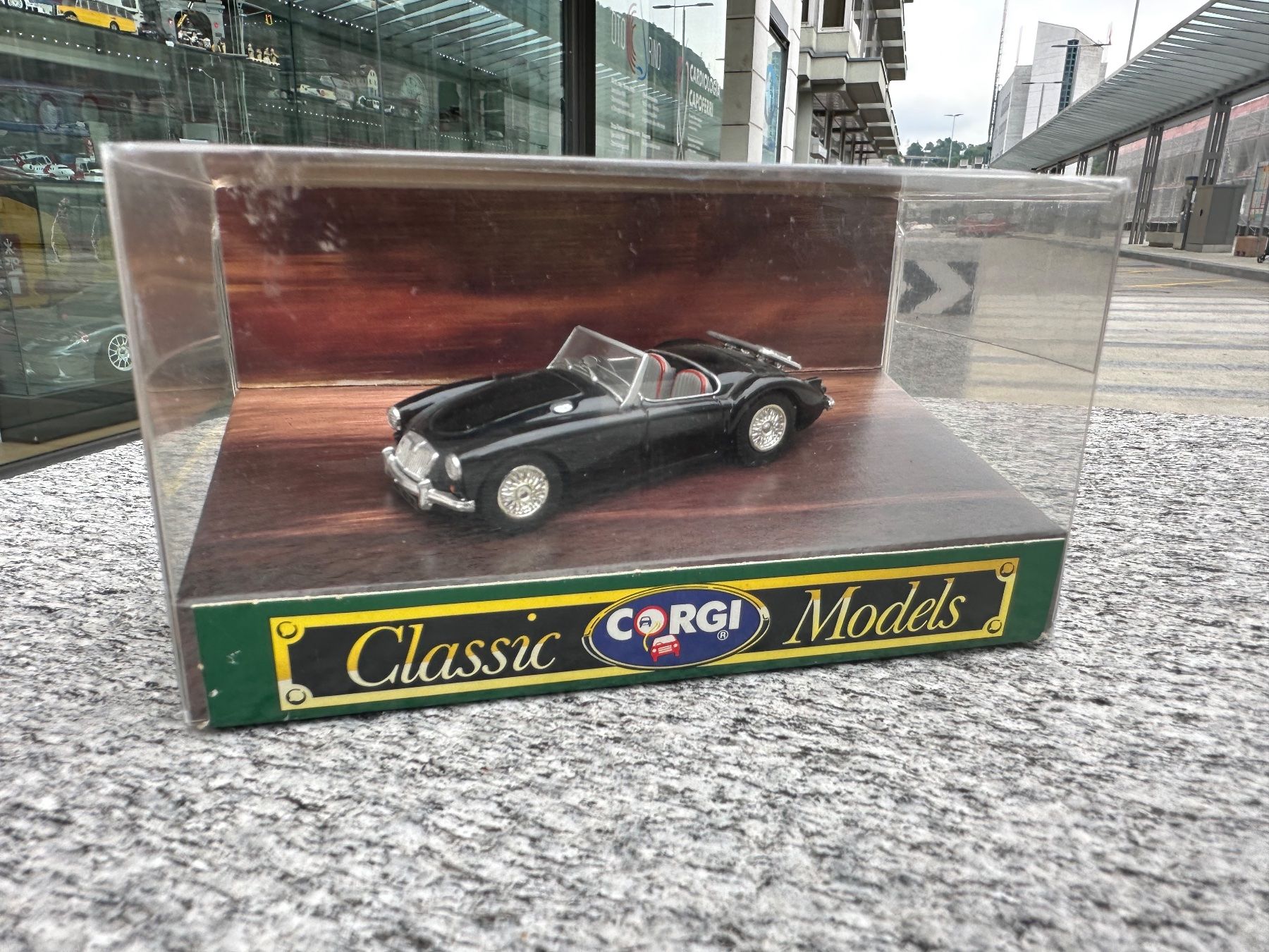 Kit di modellismo & Modellini statici: Corgi Classic 1:43 MGA D730 Hard Top – Usato da Chiasso venduto da Carrara-Modellismo