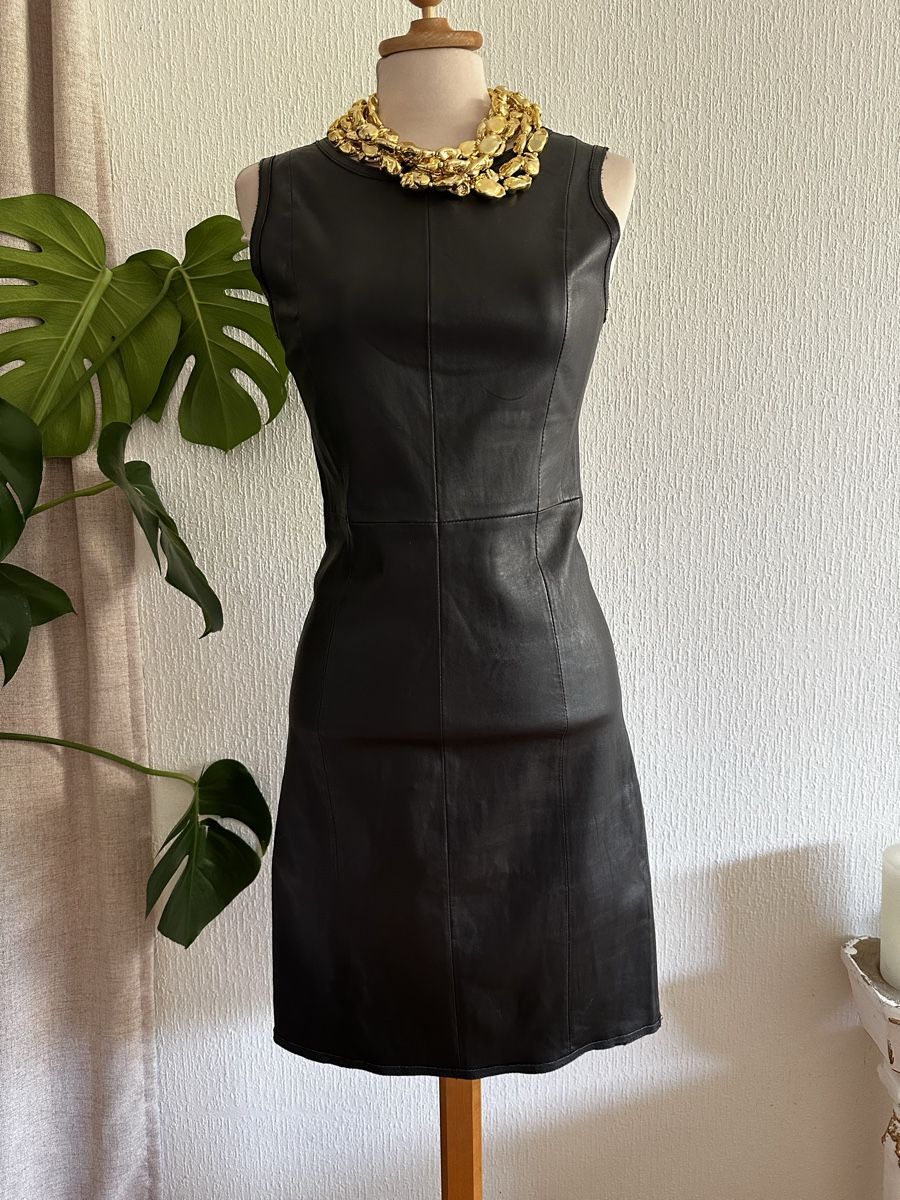 Mango Robes: Robe en cuir véritable Mango T36 neuve – D'occasion à Châtelaine par Alexandra.jankowski