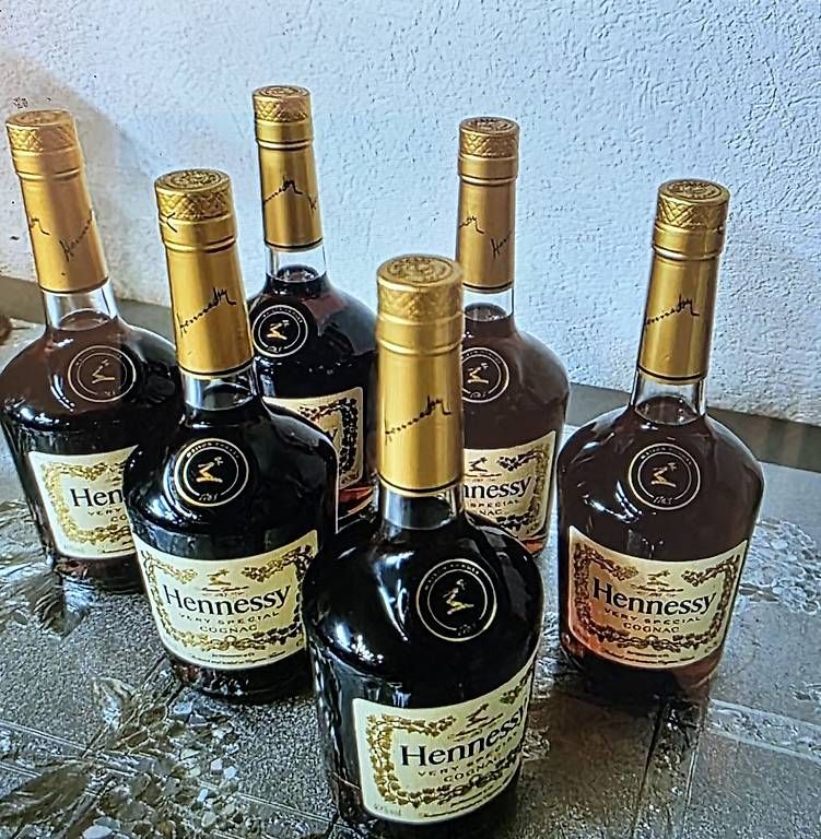 Bevande alcoliche: 6 FLASCHE HENNESSY VERY SPECIAL COGNAC – Usato da Schönenwerd venduto da 1952kv