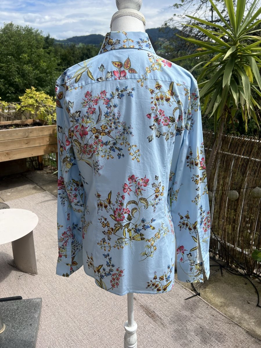Camicette: Hellblaue Bluse mit Blumenmuster, elegant, Grösse 38 – Usato da Hinwil venduto da Szaeni 1