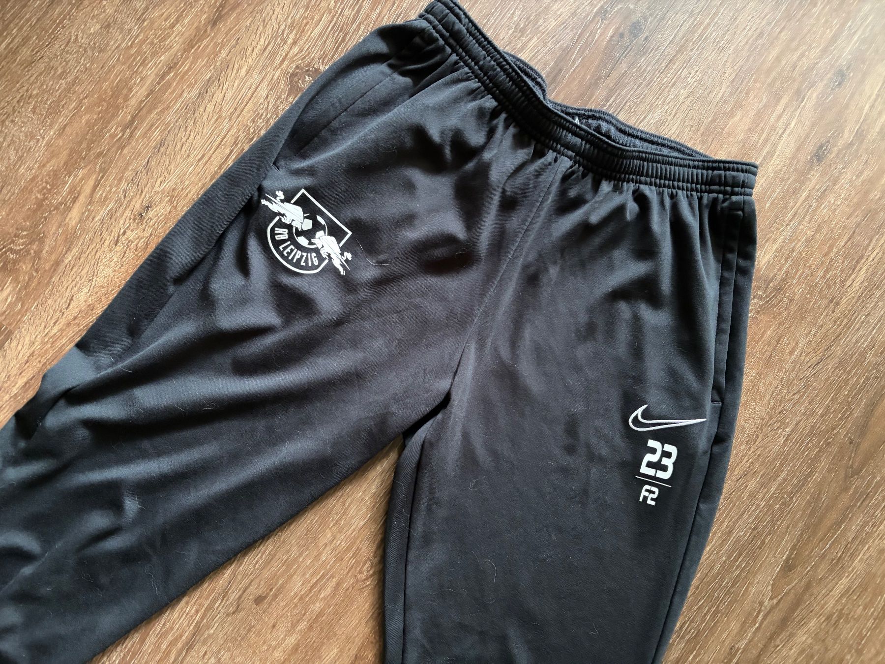 Nike Pantaloni: Red Bull Leipzig Trainerhose Gr. M – Usato da Muttenz venduto da bargain_hunter 1