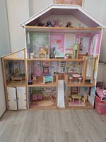 Schönes grosses Barbi-Spielhaus