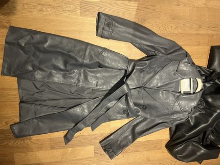 Bershka Trenchcoat Kunstleder grau mit Gürtel