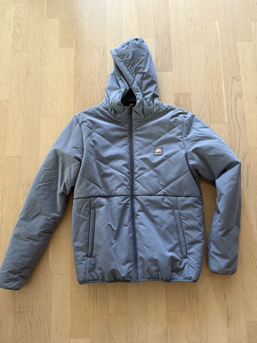 Ellesse Giacche: Ellesse Steppjacke Grau Grösse M guter Zustand – Usato da Au SG venduto da raphtron