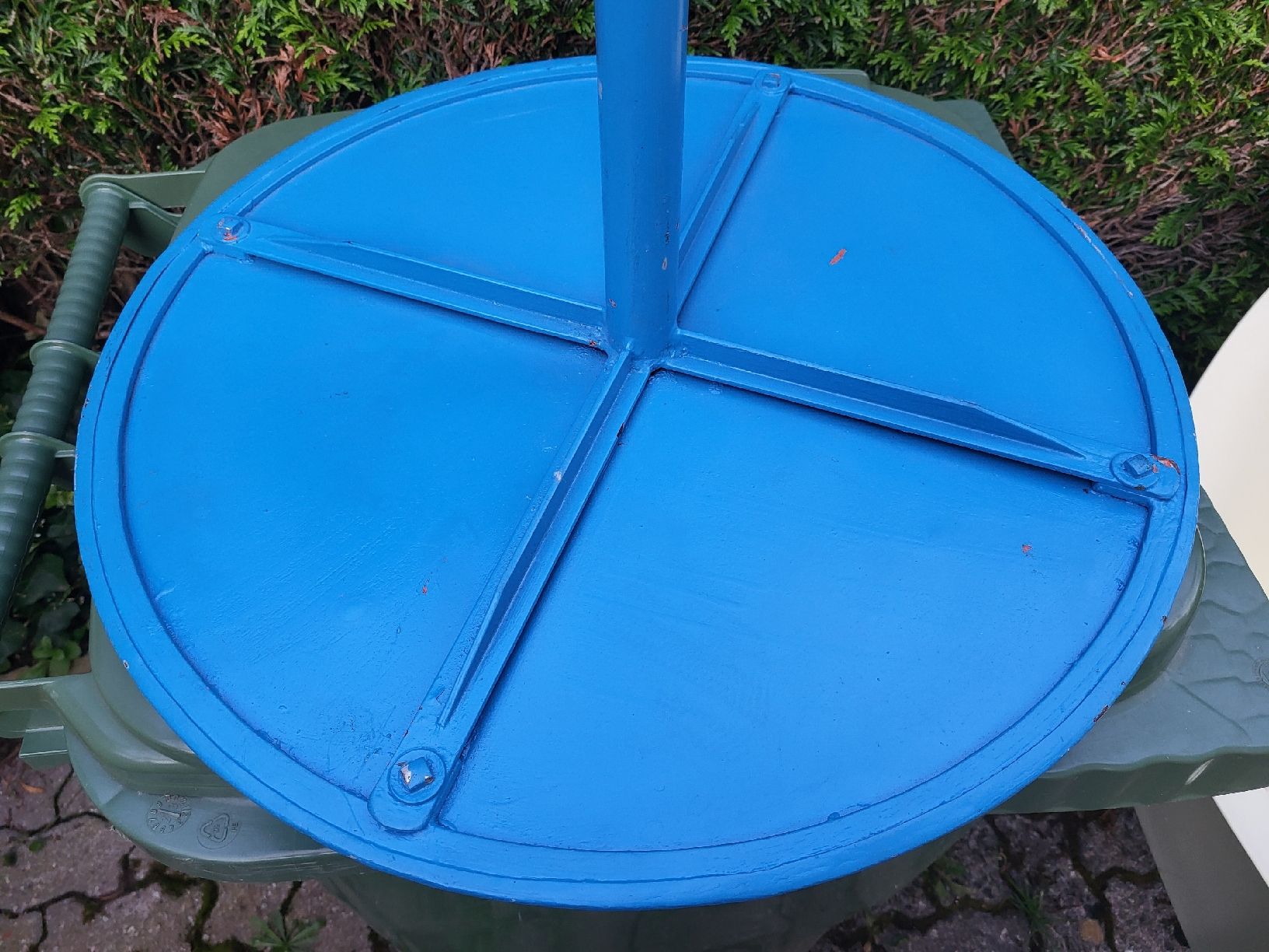 Tavoli: Table ronde Bigla bleue 60cm. / 1950er. – Usato da Vevey venduto da oldiz 7