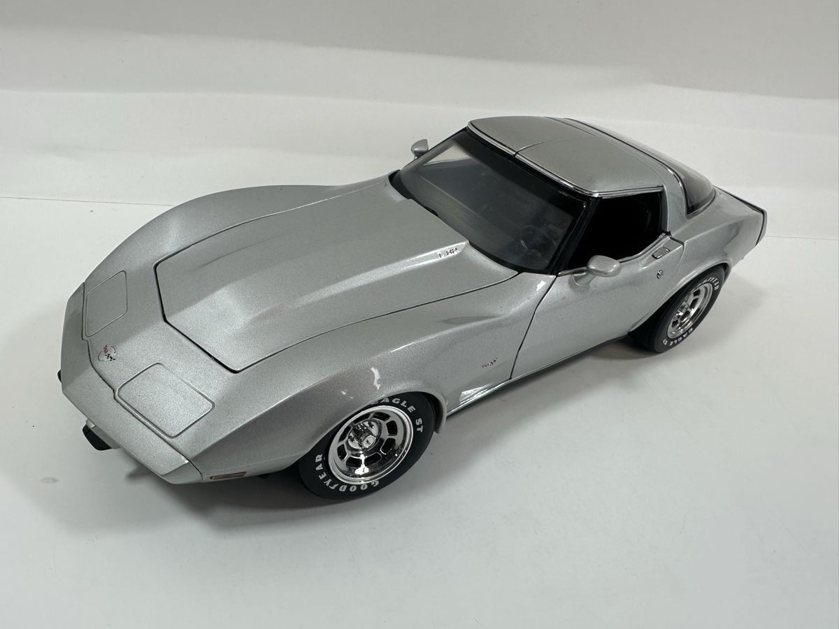 UT Models Modellautos: 1978 Chevrolet Corvette C3 1:18, silbrig, UT MODELS – Defekt aus Zofingen von rf9_x2xt 1