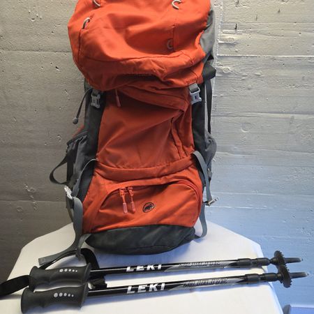 Mammut Rucksack und Leki Wanderstöcke..