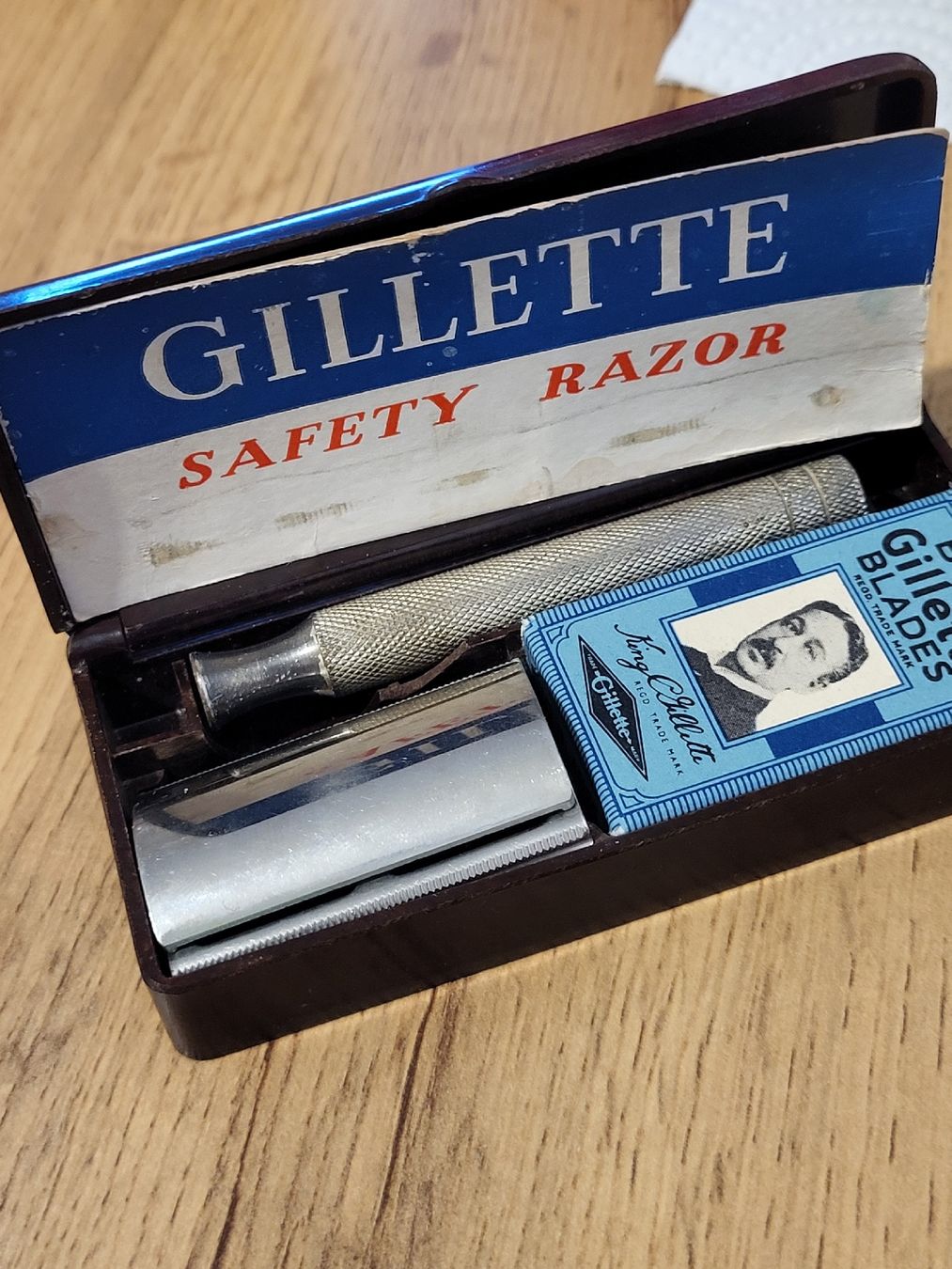 Gillette Rasierapparate & Rasierklingen: Gillette Rasierer im Bakelit Etui mit Klingen, Vintage – Neu (gemäss Beschreibung) aus Allschwil von Uhrenbinz 4