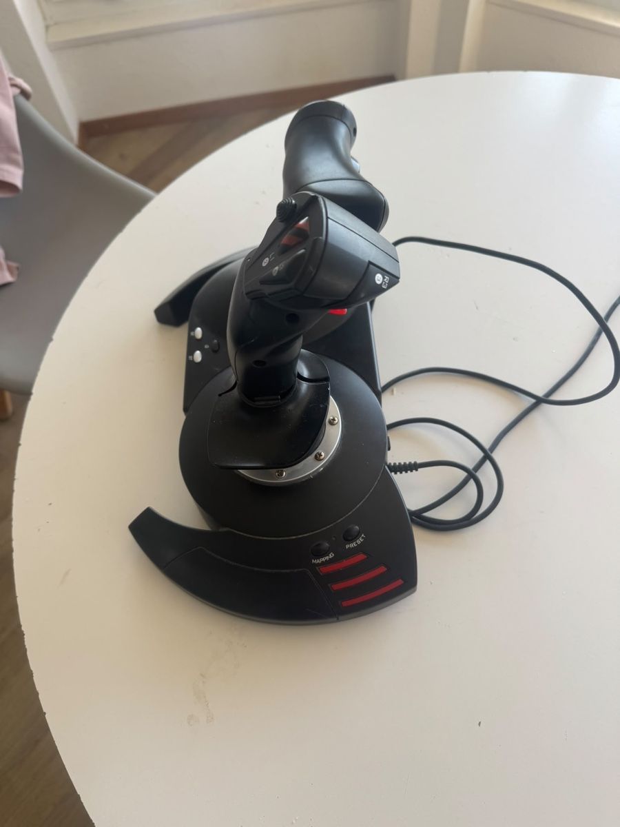 Thrustmaster Controller: Manette de vol – Gebraucht aus Peseux von vig_tkt6 1