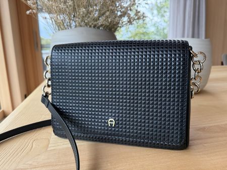 Aigner Umhängetasche schwarz mit Kettendetails