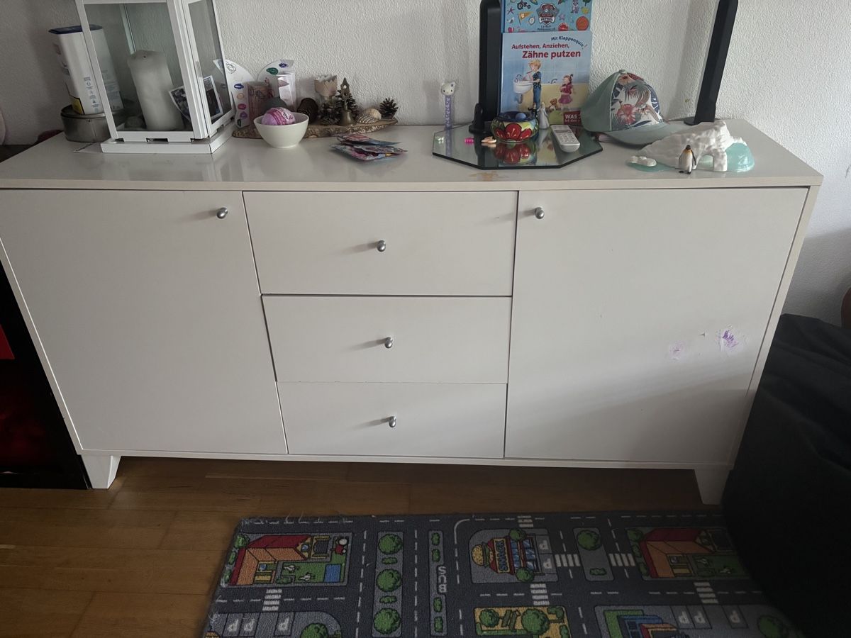 Cassettiere: Commode blanc avec tiroirs et portes bon état – Usato da Biel/Bienne venduto da Spook7