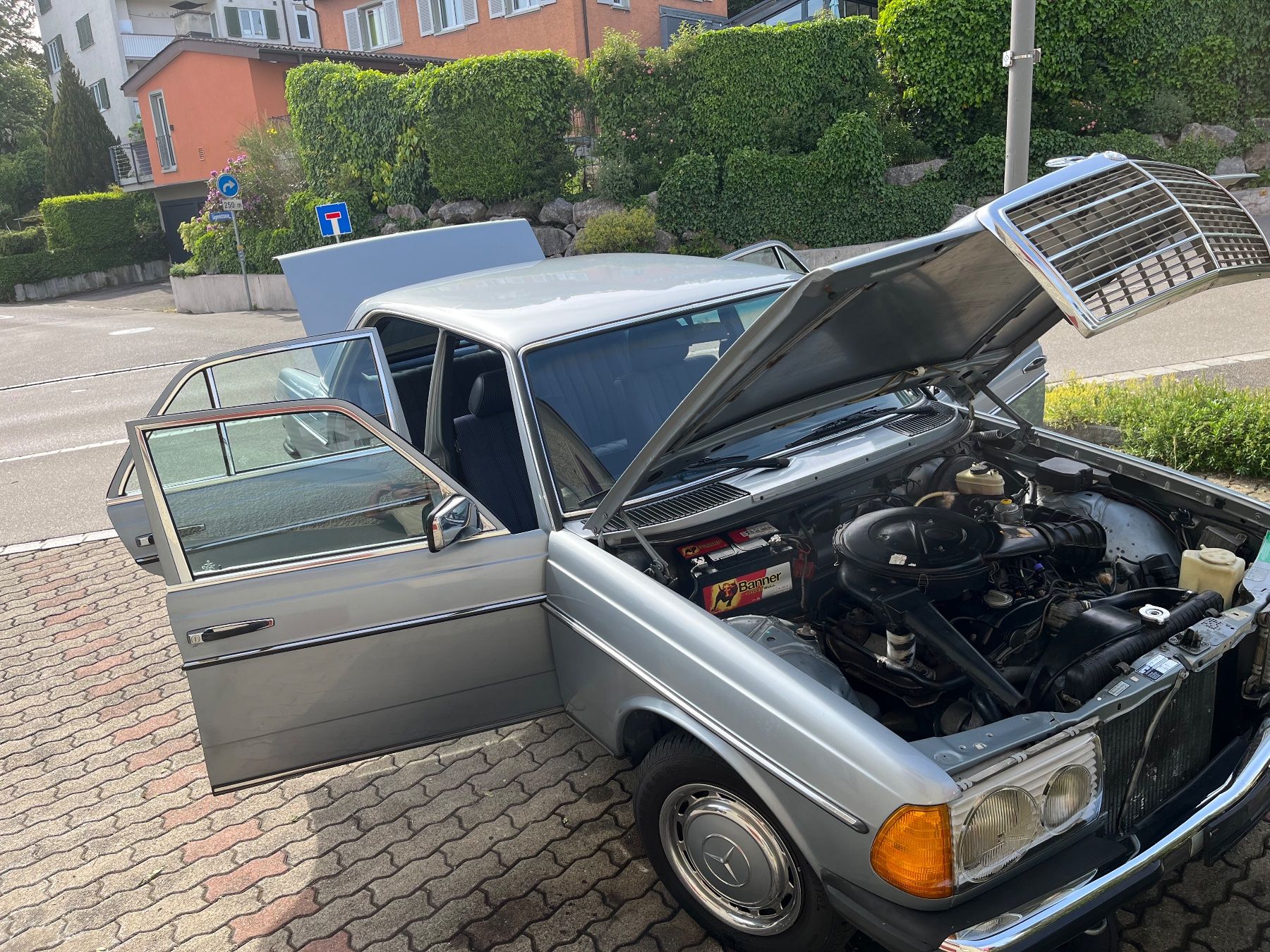 Mercedes-Benz Automobili: Oldtimer Mercedes Benz 200 W123 – Usato da Neuhausen venduto da BETO73