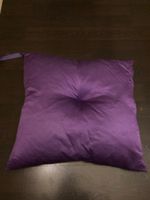 kissen aus violettem satin mit federn gefüllt