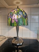Tischlampe im Tiffany-Stil mit Iris-Motiv,