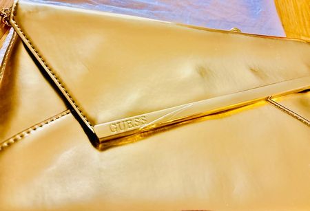 NEU Goldene GUESS Abendtasche im Envelope-Stil