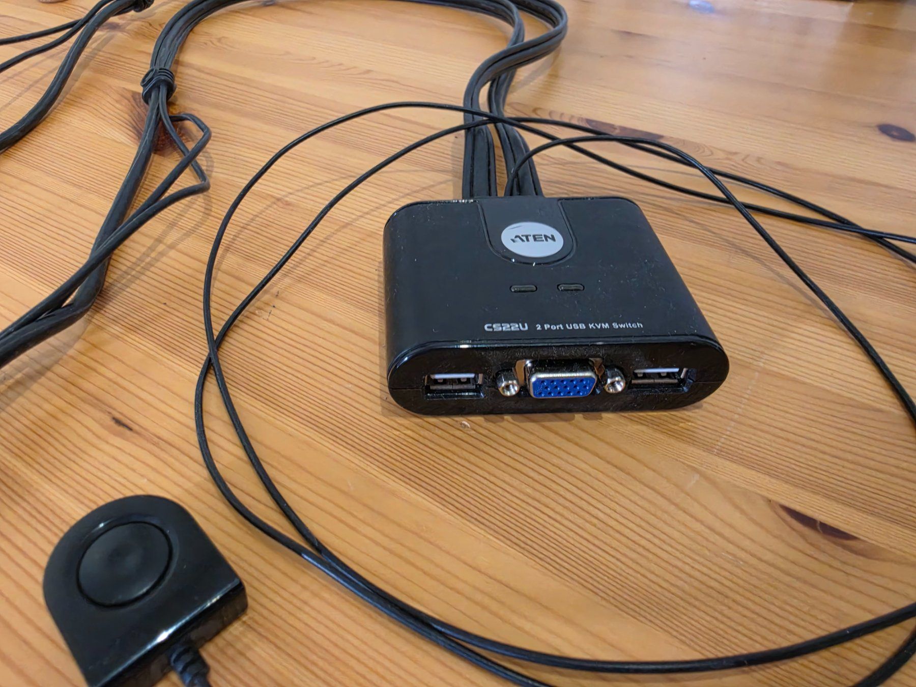 Hubs & Switches: ATEN CS22U 2 Port USB KVM Switch – Gebraucht aus La Tour-de-Peilz von Gbes 1