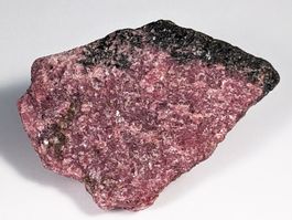 Rhodonit Rohstein 7,9cm - 124 Gramm