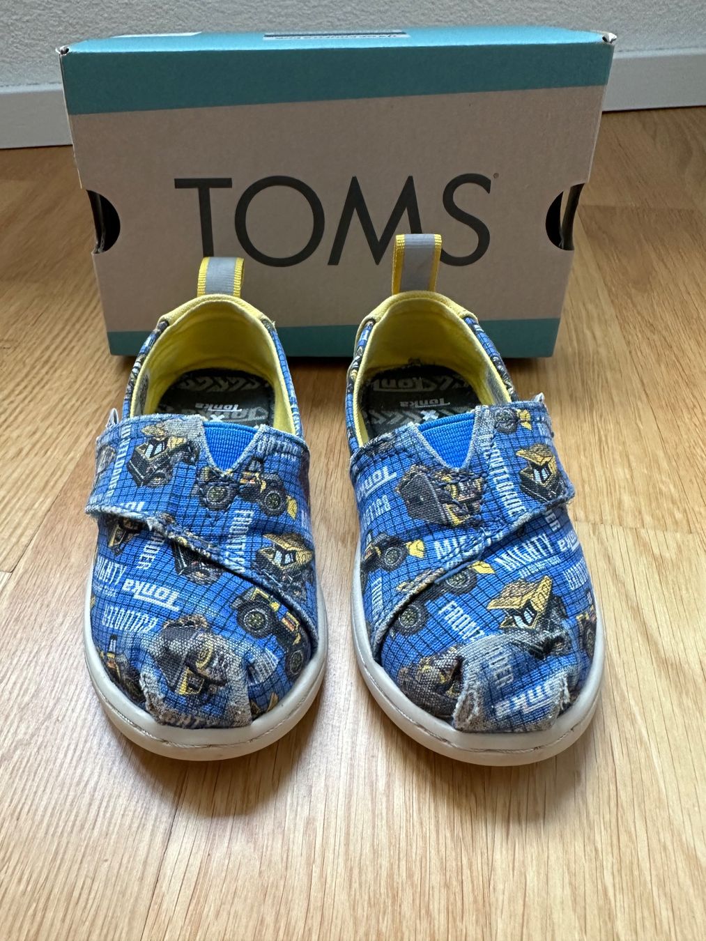Toms Scarpe per ragazzi: TOMS Kinderschuhe, Grosse 22, cooles Bagger Design! – Usato da Unterägeri venduto da StefanGekko 1